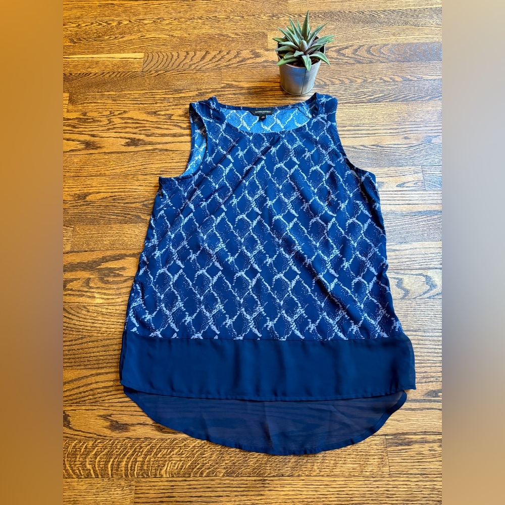 Women’s Blue Patterned Banana Republic Sleeveless Top with High-Low Hem. Medium.